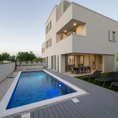 Villa Dina & Laura Luxury In *